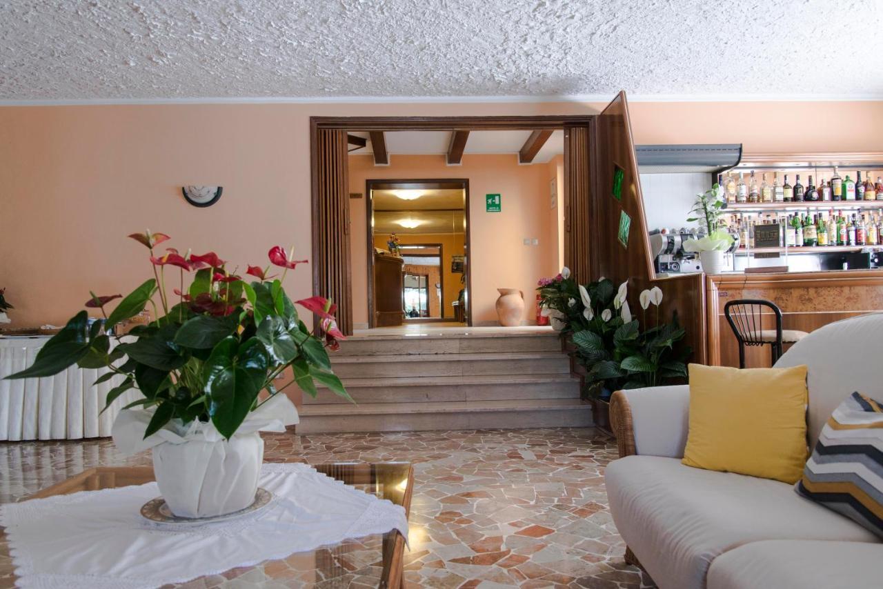 Hotel Rosa Del Tirreno Quercianella Bagian luar foto